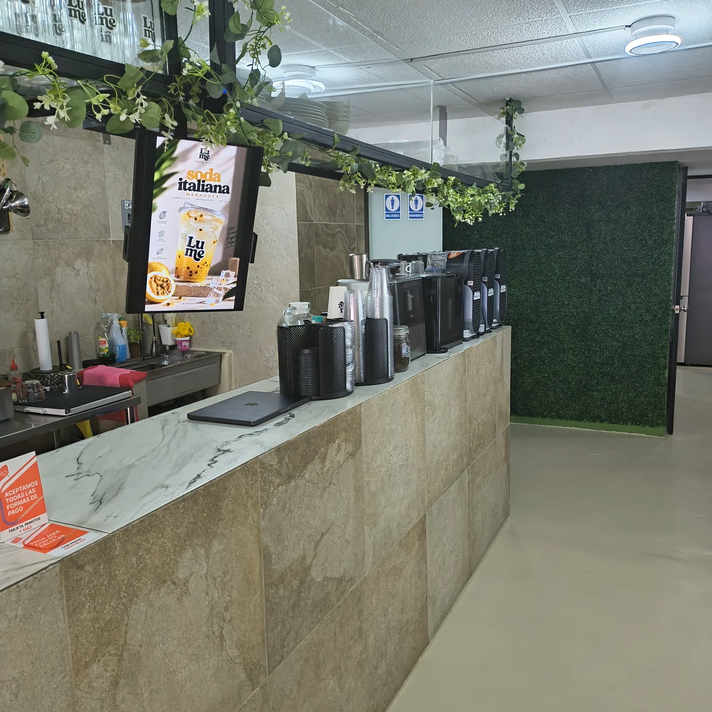 Barra del café con menú de bebidas