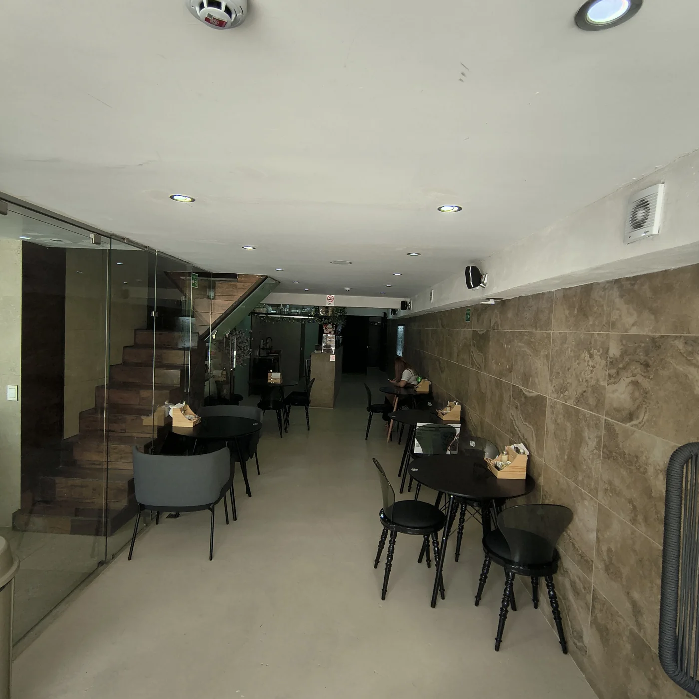 Mesas y área de café de LUME