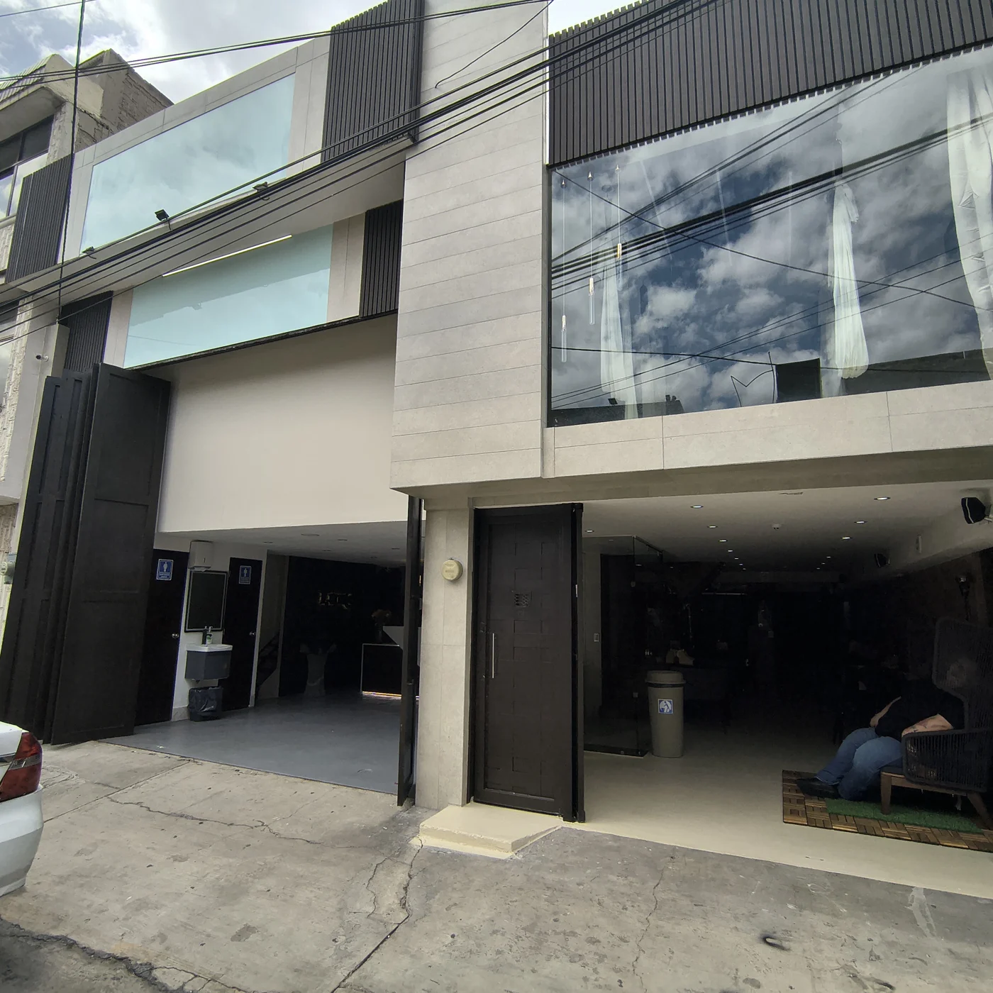 Fachada y entrada de LUME durante el día