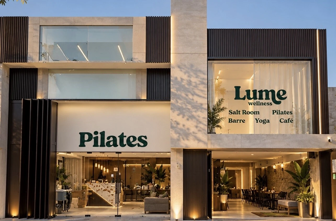 Fachada de LUME Wellness y Café, iluminada al atardecer