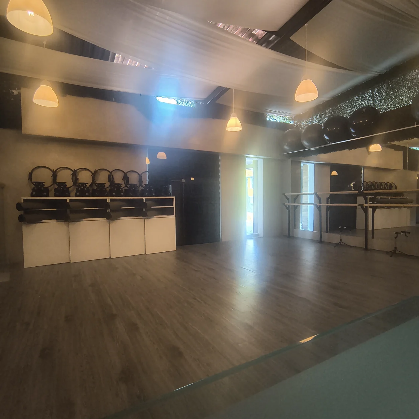 Vista amplia de la sala con barras y espejos